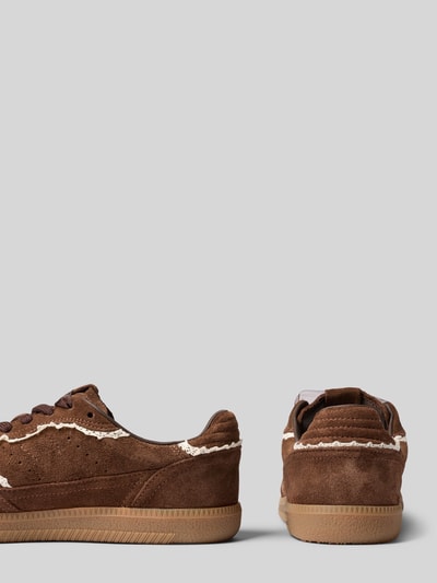 Produktfoto, Sneaker aus leer met gehaakt kant Model '490 Crochet' van ALOHAS, gecoat leer, afgerond model, vetersluiting, reliëflogo, gestructureerde zool, hakhoogte maat 40: 2 cm, schachthoogte maat 40: 6 cm, schachtbreedte maat 40: 10 cm, bruin met beige, fijne textuur.