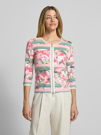 Frauenmodel trägt Bluse mit Zweiwege-Reißverschluss von Betty Barclay, floraler Allover-Print, Baumwoll-Mix, Rundhalsausschnitt, 3/4-Arm, Körpernahe Passform, Rückenlänge 57 cm, Ganzkörperansicht von vorne.
