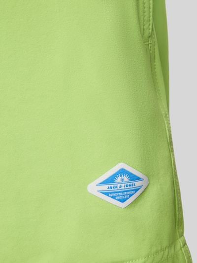 Productfoto, lichte groene zwembroek met blauw logodetail van Jack & Jones, straight fit, elastische band met tunnelkoord, model 'Maui'