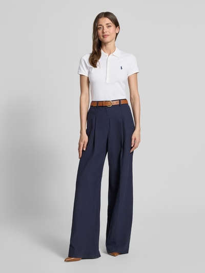 Frauenmodel trägt Regular Fit Poloshirt aus Baumwoll-Mix Modell 'JULIE' von Polo Ralph Lauren, Optik: Unifarben, Logo-Stitching, Langarm, gerippter Ärmelabschluss, Rumpfabschluss mit Seitenschlitzen, Materialverarbeitung: Piqué, Ganzkörperansicht von vorne.