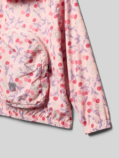 Produktfoto, Jacke mit Kapuze und Motiv-Stitching von Steiff in Rosa mit Kirsch- und Blättermuster, Reißverschluss, elastische Abschlüsse, Label-Detail, Rückenlänge 46 cm, Schulterbreite 32 cm, Ärmellänge 43 cm bei Größe 116
