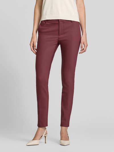 Vrouwenmodel draagt Slim Fit Anzughose aus Baumwoll-Mix van MOS MOSH in bordeaux, met riemlussen en gestileerde achterzakken, katoenmix, slim fit, knoop- en ritssluiting, bandwijdte maat 36 39 cm, binnenbeenlengte maat 36 76 cm, voorkant volledige lichaamsweergave