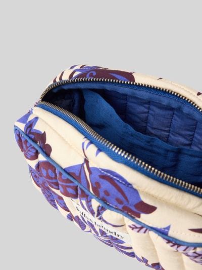 Produktfoto, make-uptasje uit viscosemix model 'Cave' van LOLLYS LAUNDRY, hoofdvak met ritssluiting, all-over look, labeldetail, breedte 26 cm, lengte 16 cm, diepte 8 cm