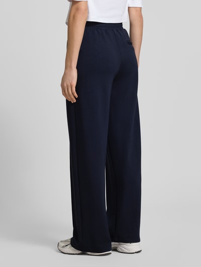 Frauenmodel trägt Regular Fit Pyjama-Hose mit Modal-Anteil von Marc O'Polo, Optik: Unifarben, Sweat, Ganzkörperansicht Rückansicht.