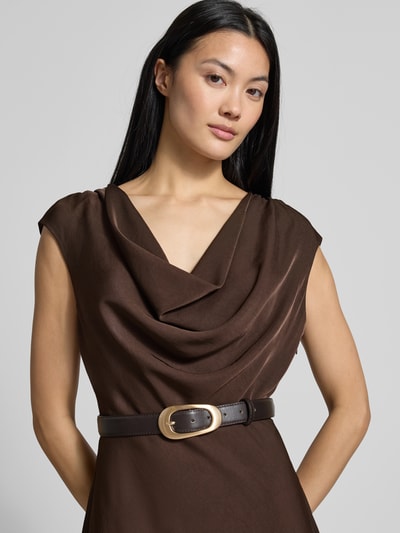 Frauenmodel trägt Abendkleid mit Taillengürtel Modell 'Estelle' von Forever New in Braun, Wasserfall-Ausschnitt, Nahaufnahme Oberkörper.