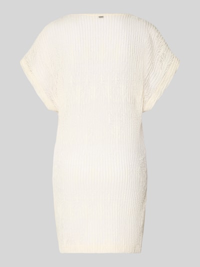 Frauenmodel trägt Longshirt mit V-Ausschnitt Modell 'ZINIA BEACHSOUL' von Banana Moon im Material-Mix mit Stretch-Anteil in Weiß, Relaxed-Fit, strukturierte Oberfläche, Ganzkörperansicht Rückansicht.