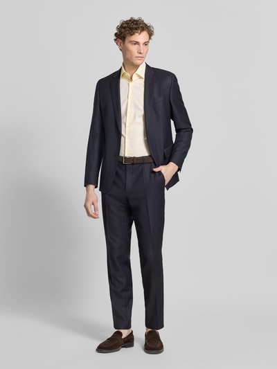 Männermodel trägt Regular Fit Business-Hemd mit Kentkragen von Christian Berg Men in Reine Baumwolle, Ganzkörperansicht von vorne.