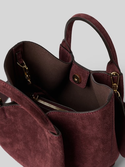 Productfoto, Handtasche aus echtem Leder Modell 'ESSENTIAL' van Abro in bordeauxrood suède, Hoofdvak met magneetsluiting, afneembare schouderband, draagband, uitneembaar ritszak, labelprint, Breedte 27 cm, Lengte 25 cm, Diepte 12 cm, bandlengte 122 cm