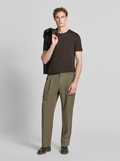 Męski model nosi T-Shirt aus Baumwolle mit Rundhalsausschnitt von Christian Berg Men, krój slim fit, okrągły dekolt, długość tyłu 73 cm, gładki, ciepły brąz, prosta forma, pełna sylwetka z przodu