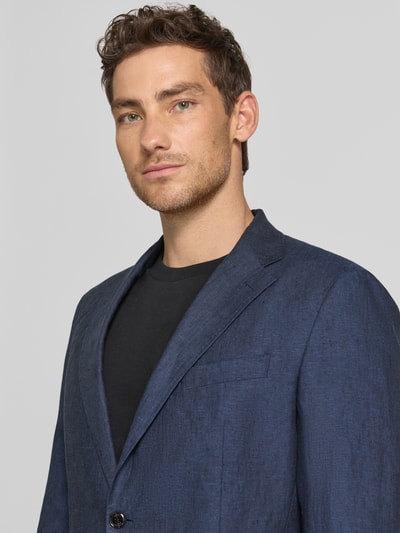 Männermodel trägt Slim Fit 2-Knopf-Sakko aus Leinen Modell 'Hoverest' von JOOP! Collection in Dunkelblau, Nahaufnahme Oberkörper.