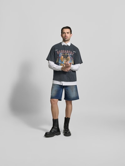 Männermodel trägt Dsquared2 T-Shirt aus reiner Baumwolle, Regular-Fit mit Label-Print, Rundhalsausschnitt, Ganzkörperansicht von vorne.
