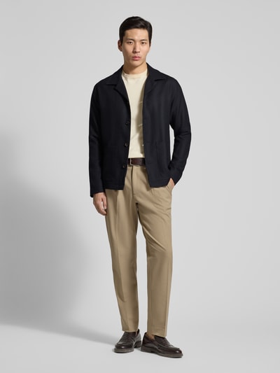 Mężczyzna nosi Regular Fit Hemdjacke aus Schurwolle mit Reverskragen od Profuomo, czarny kolor, kieszenie, krój regular fit, czysta wełna, długość tyłu w rozmiarze M: 74 cm, pełny widok z przodu