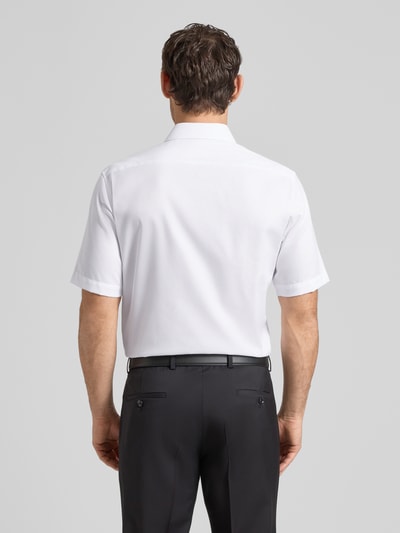 Männermodel trägt Regular Fit Business-Hemd aus Baumwolle mit Kentkragen von ETERNA, reine Baumwolle, Rückansicht, Ganzkörperansicht.