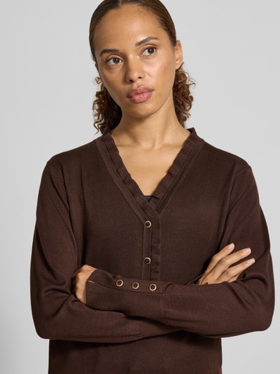 Frauenmodel trägt Relaxed Fit Pullover mit Alpaka-Anteil Modell 'Dido' von FREE/QUENT, braun, V-Ausschnitt, Nahaufnahme Oberkörper.