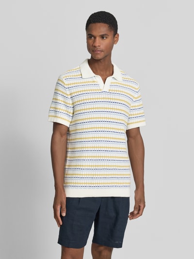Männermodel trägt Regular Fit Strick-Poloshirt mit V-Ausschnitt Modell 'MIDSKOV' von Casual Friday, Allover-Look, reine Baumwolle, Ganzkörperansicht von vorne.
