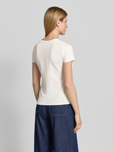 Frauenmodel trägt T-Shirt mit Motiv-Print und Rundhalsausschnitt von Zero in cremeweiß, gerader Schnitt, glatte Textur, Ganzkörperansicht Rückansicht.