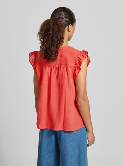 Frauenmodel trägt Blusenshirt mit kurzer Knopfleiste Modell 'FABIANA' von Soyaconcept aus Reine Baumwolle, Gerader-Schnitt, Rückenlänge 55 cm, Ganzkörperansicht Rückansicht.