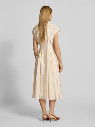 Vrouwenmodel draagt overhemdjurk met knoopsluiting van Jake*s collectie, mohair-mix, getailleerd model, midi-jurk, overhemdkraag. Ganzkörperansicht Rückansicht.