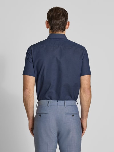 Mannenmodel draagt Regular Fit Business-Hemd aus Baumwolle mit Kentkragen van Christian Berg Men in donkerblauw, textuur van fijne katoen, korte mouw, rechte snit, ruglengte 82 cm, schouderbreedte 41 cm, mouwlengte 24 cm; geheelopname achteraan.