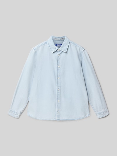 Produktfoto, Jeanshemd mit Kentkragen und Label-Detail von Jack & Jones, hellblauer Baumwollstoff, Knopfverschluss, Struktur fein texturiert, Regular Fit, sichtbare Sportmanschetten, Vorderansicht, Kontext: Kindergröße 140, Schulterbreite 38 cm, Rückenlänge 60 cm, Ärmellänge 50 cm