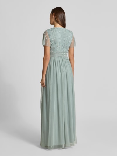 Frauenmodel trägt Abendkleid mit Paillettenbesatz von Christian Berg Cocktail in Mint, Chiffon, A-Linie, Maxikleid, Schmetterlingsärmel, Rückansicht, Ganzkörperansicht Rückansicht, Rückenlänge bei Größe 36: 159 cm, Brustweite bei Größe 36: 41 cm, Ärmellänge bei Größe 36: 19 cm.