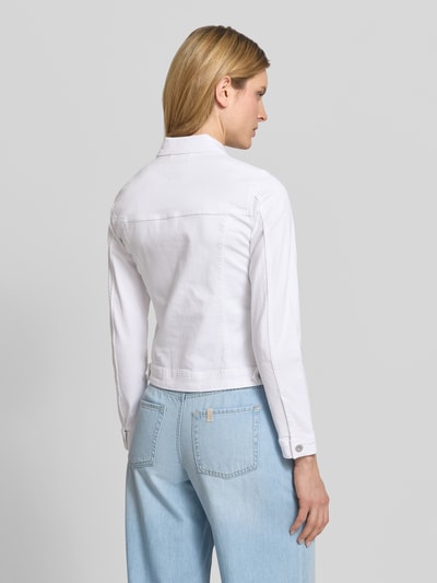 Vrouwenmodel draagt Regular Fit Jeansjacke aus Baumwoll-Mix van Tom Tailor, effen kleuren, katoenmix, denimlook, platte kraag, knoopsluiting, labelapplicatie, lange mouw, mouwboord, taillebandje, borstzak, zijzakken, Ganzkörperansicht Rückansicht.
