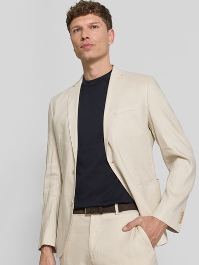 Männermodel trägt Regular Fit Anzugsakko aus Leinen-Mix von s.Oliver BLACK LABEL in Beige, unifarben, Nahaufnahme Oberkörper.