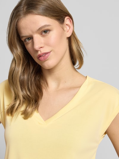 Frauenmodel trägt Loose Fit T-Shirt aus Modal-Mix Modell 'FREE' von Only, Optik: Unifarben, V-Ausschnitt, Kurzarm, Nahaufnahme Oberkörper.