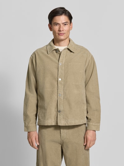 Mannelijk model draagt Relaxed Fit vrijetijdsoverhemd uit puur katoen van ARMEDANGELS in beige met ribstructuur, ganzichaamsvooraanzicht.