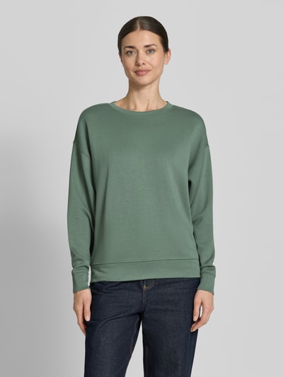 Frauenmodel trägt Sweatshirt mit Rundhalsausschnitt Modell 'Ima' von MSCH Copenhagen in Grün, Viskose-Mix mit Stretch-Anteil, Regular-Fit, überschnittene Schultern, elastische Abschlüsse: Ganzkörperansicht von vorne.