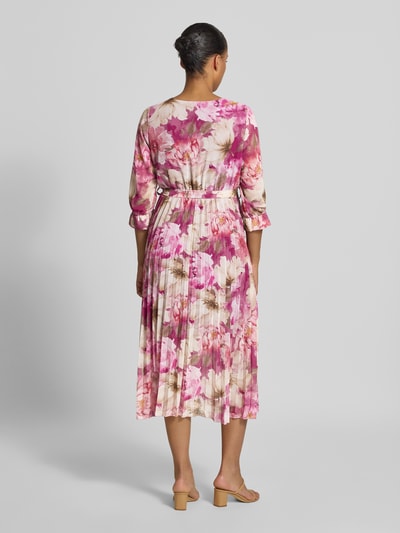 Vrouwenmodel draagt midi-jurk met all-over bloemenprint Model 'Matilda' van ZABAIONE, getailleerd, v-hals, 1/2-mouwen, ruglengte 121 cm, borstwijdte 37 cm, mouwlengte 44 cm, Ganzkörperansicht Rückansicht.