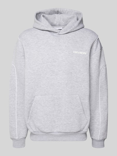 Produktfoto, Hoodie mit Logo und Känguru-Tasche von REVIEW, hellgrauer Baumwoll-Mix, Regular Fit, weiße Logo-Stickerei, strukturierte Textur