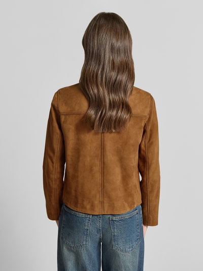 Frauenmodel trägt Regular Fit Lederjacke mit aufgesetzten Taschen von Stefanel aus Leder-Mix in Braun, Struktur matt, Ganzkörperansicht Rückansicht, Rückenlänge bei Größe S: 53 cm, Schulterbreite 38 cm, Brustweite 50 cm, Ärmellänge 60 cm.