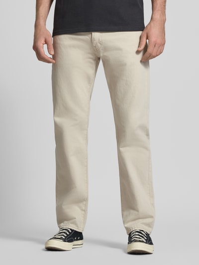 Männermodel trägt Straight Fit Jeans im 5-Pocket-Design Modell '555®' von Levi's®, Beige, Reine Baumwolle, Relaxed-Fit, Ganzkörperansicht von vorne.