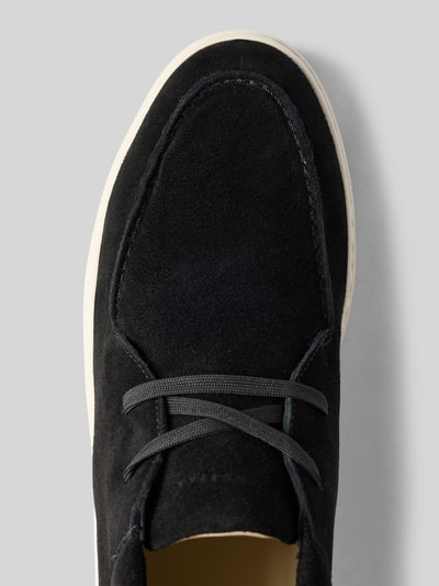 Produktfoto, Sneaker aus Leder Modell 'Jiro Gio II' von Nubikk aus schwarzem Echtleder mit Schnürung, abgerundeter Spitze und cremefarbener Sohle, 4 cm Absatzhöhe, 10 cm Schafthöhe, 10 cm Schaftweite, Nahaufnahme Vorderbereich