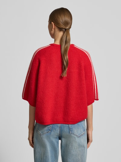 Frauenmodel trägt Cropped Strickpullover mit gerippten Abschlüssen Modell 'VITOW' von American Vintage, Woll-Alpaka-Mix, Rückansicht.