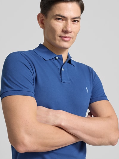 Männermodel trägt Poloshirt mit Label-Stitching von Polo Ralph Lauren aus reiner Baumwolle, Slim-Fit, Polokragen, Nahaufnahme Oberkörper.