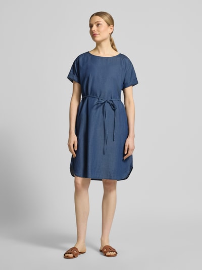 Vrouwenmodel draagt Knielanges Kleid mit Bindegürtel van Christian Berg Woman, blauw, lyocell-katoen mix, rechte fit, knielengte, ronde hals, bindriem, maat 36: ruglengte 97 cm, borstwijdte 53 cm, mouwlengte 15 cm, volledige lichaamsweergave van voren.