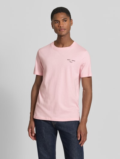 Männermodel trägt T-Shirt mit Stitching und Rundhalsausschnitt von Lindbergh, Reine Baumwolle, Slim-Fit, Herren, rosa, Ganzkörperansicht von vorne. Rückenlänge bei Größe M: 71 cm.