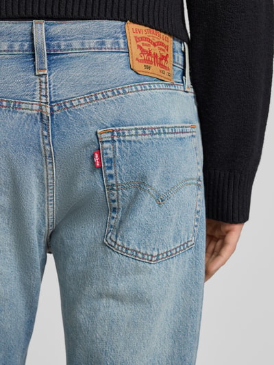 Mężczyzna nosi Straight Fit Jeans im 5-Pocket-Mix Modell 'Lead' od Levi's®, błękitny denim, czysta bawełna, detal z tyłu, kontekst: męskie jeansy, 5-kieszeniowy design, zapięcie na guzik i zamek, szerokość w rozmiarze 32/32: 43 cm, długość nogawki: 77 cm, zbliżenie tylnej części.