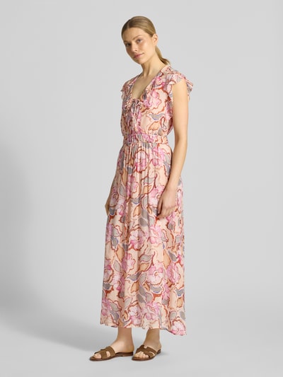Frauenmodel trägt Maxikleid mit V-Ausschnitt und Schnürung Modell 'CALI' von SUNCOO PARIS im Allover-Look, A-Linie, Ganzkörperansicht von vorne.