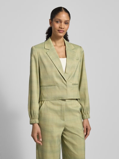 Vrouwenmodel draagt Regular Fit Blazer met elastische mouwboorden model 'Joli' van ICHI, elastische materiaalmix met viscose, reverskraag, borstzak en paspelzakken, kleur lichtgroen met geruit patroon, regular fit, vooraanzicht van het bovenlichaam.