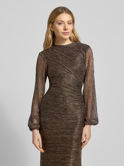Frauenmodel trägt schimmerndes Abendkleid mit Rundhalsausschnitt Modell 'Kristen' von Forever New, Figurbetont, Nahaufnahme Oberkörper.