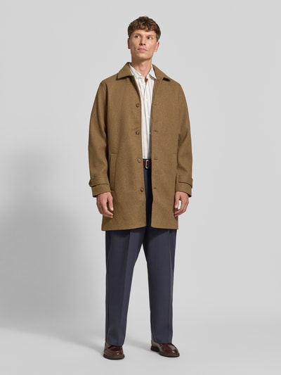 Männermodel trägt Regular Fit Mantel mit Knopfleiste Modell 'HERSNAP' von Casual Friday in Braun, lockere Passform, Ganzkörperansicht von vorne