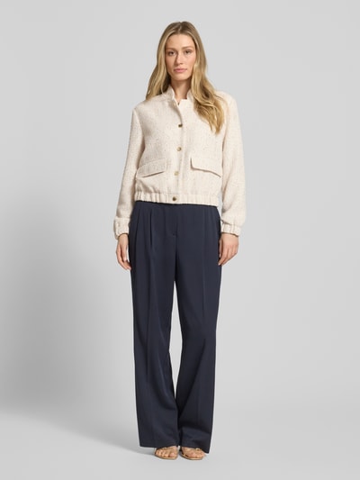 Frauenmodel trägt Regular Fit Kurzblazer mit Paillettenbesatz von s.Oliver BLACK LABEL, schimmernde Optik, Bouclé, Ganzkörperansicht von vorne.