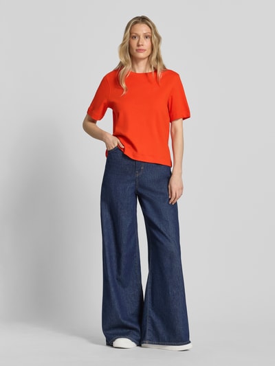 Frauenmodel trägt T-Shirt mit Logo-Stitching Modell 'SVEHA' von Oui aus Reine Baumwolle, Gerader-Schnitt, Rundhalsausschnitt, Ganzkörperansicht von vorne.