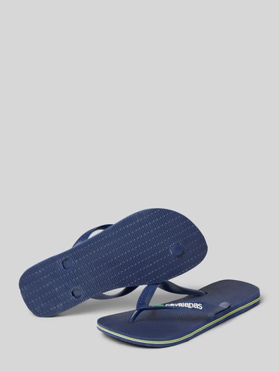 Produktfoto, Slippers mit Logo-Detail Modell 'Brasil' von Havaianas in Dunkelblau, abgerundete Passform, offene Ferse, flache Sohle, strukturierte Oberfläche, gelbe Akzentlinie, Absatzhöhe 2 cm, Schafthöhe 7 cm, Damenschuh