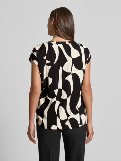 Frauenmodel trägt Regular Fit Bluse aus Viskose mit V-Ausschnitt Modell 'CHANISE' von Soyaconcept, schwarz-weiß gemustert, Allover-Look, Rückenlänge 65 cm, Ganzkörperansicht Rückansicht.