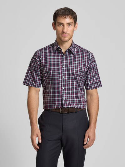 Männermodel trägt Regular Fit Business-Hemd aus Baumwolle mit Kentkragen von ETERNA, Allover-Look, Ganzkörperansicht von vorne. Rückenlänge bei Größe 40: 80 cm, Schulterbreite: 47 cm, Ärmellänge: 27 cm, Reine Baumwolle.