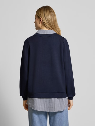 Frauenmodel trägt dunkelblaues Sweatshirt mit gerippten Abschlüssen Modell 'BANU' von Soyaconcept, lockerer Schnitt, Rückansicht.